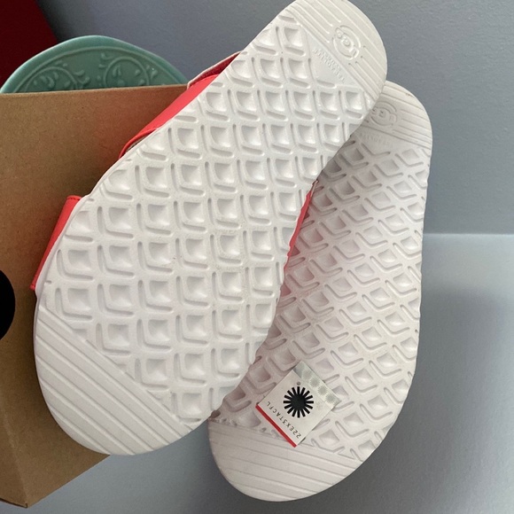 GIRLS UGG KLARA LEATHER PATENT SANDALS, NWTS! - Picture 6 of 6